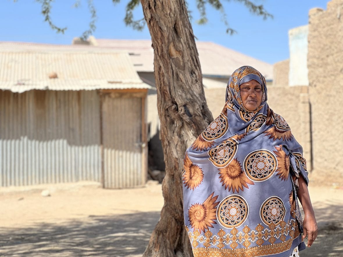 Entinen sukuelinten silpoja Ruqiya seisoo vakavana pakolaisleirillä Somaliassa.