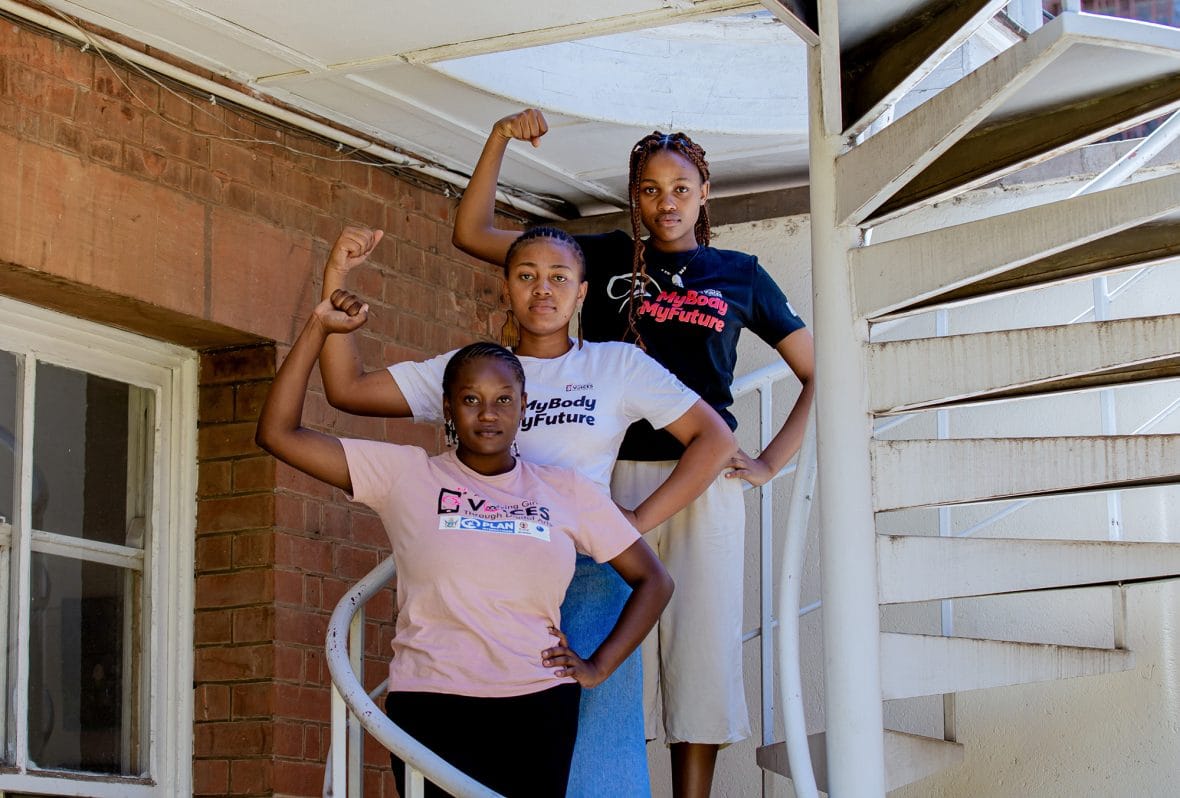 Zimbabwessa nuoret aktivistit, Chantelle, Andile ja Gugulethu, muuttavat asenteita ja rakentavat tasa-arvoisempaa maailmaa Planin tuella.