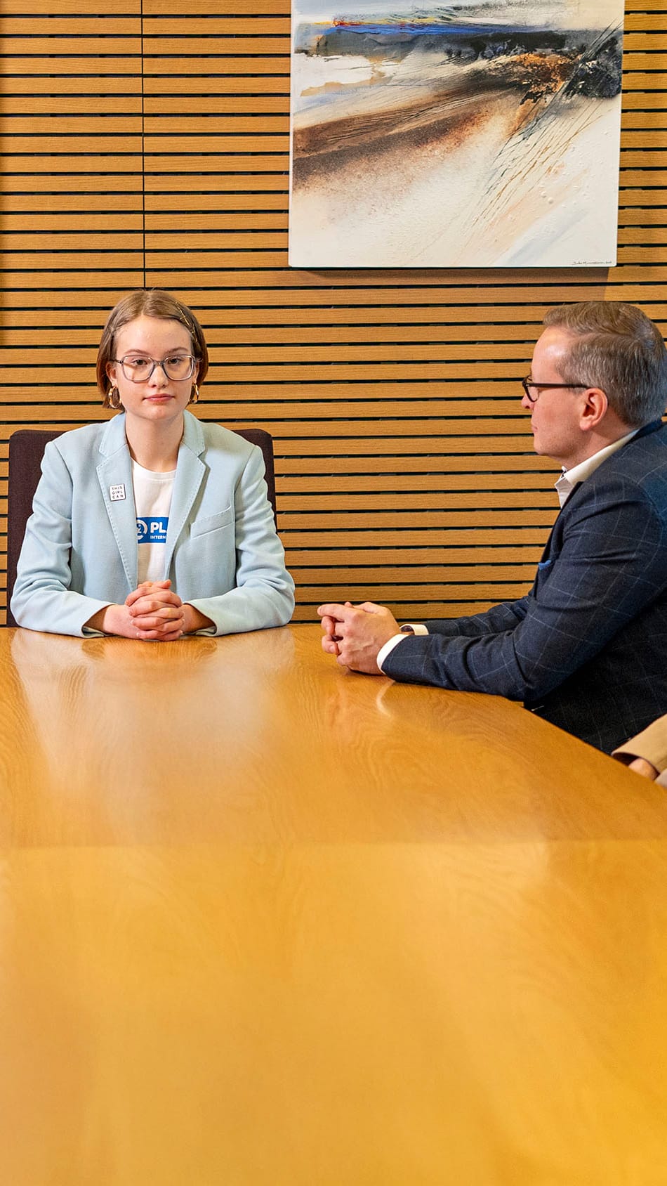 Girls Takeover-valtaaja Maija Illikainen kokouspöydän päässä työeläkeyhtiö Elolla. Kuva: Jukka Jalkanen