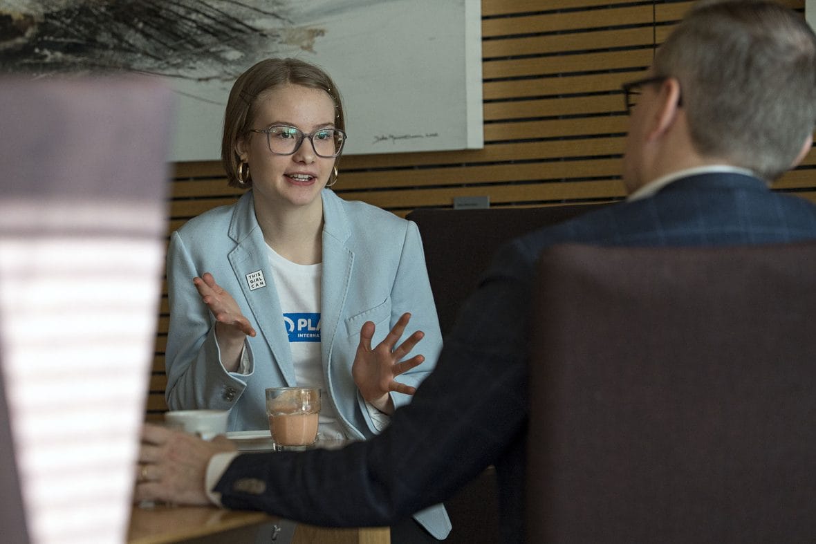 GirlsTakeover-valtaaja Maija Illikainen ja Elon toimitusjohtaja Carl Petterson. Kuva: Jukka Jalkanen