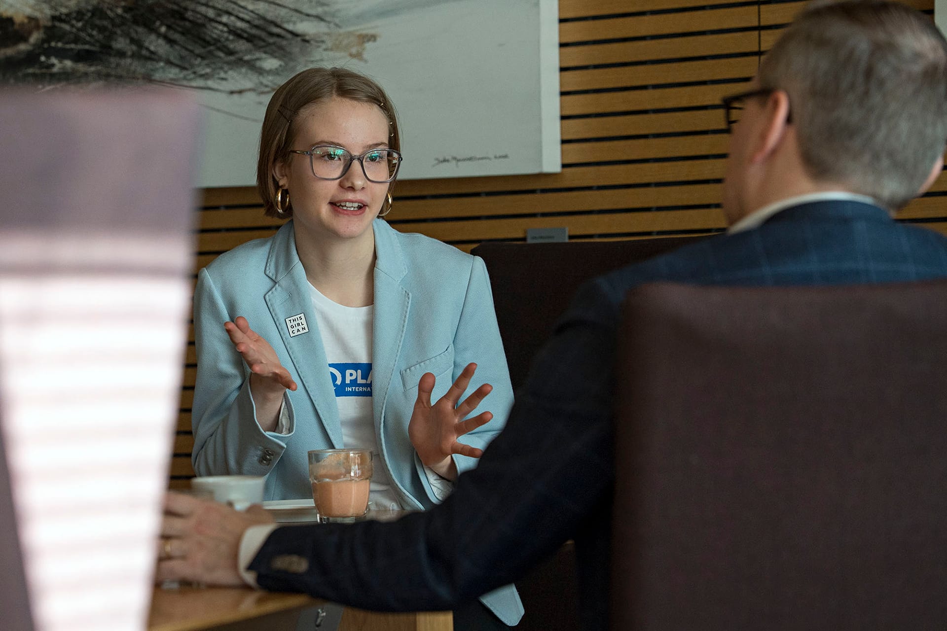 GirlsTakeover-valtaaja Maija Illikainen ja Elon toimitusjohtaja Carl Petterson. Kuva: Jukka Jalkanen
