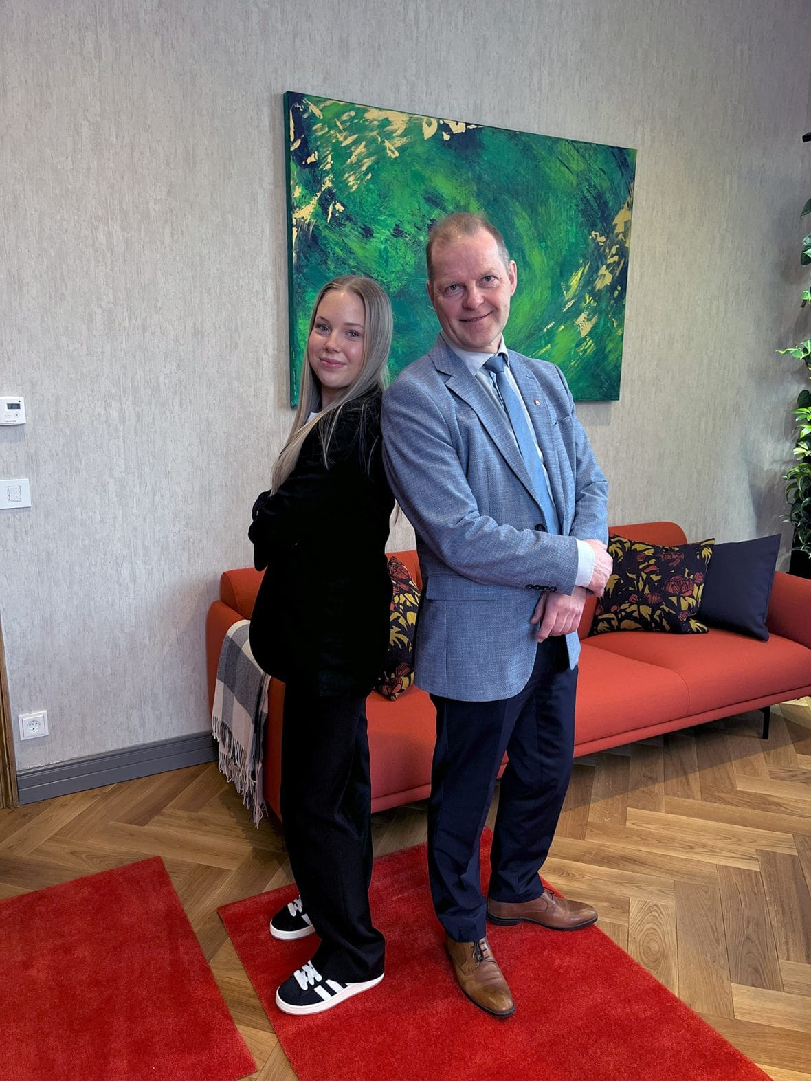 GirlsTakeover-valtaaja Aada Kalliosalo ja Oulun kaupunginjohtaja Ari Alatossava. Kuva: Linda Massa / Plan