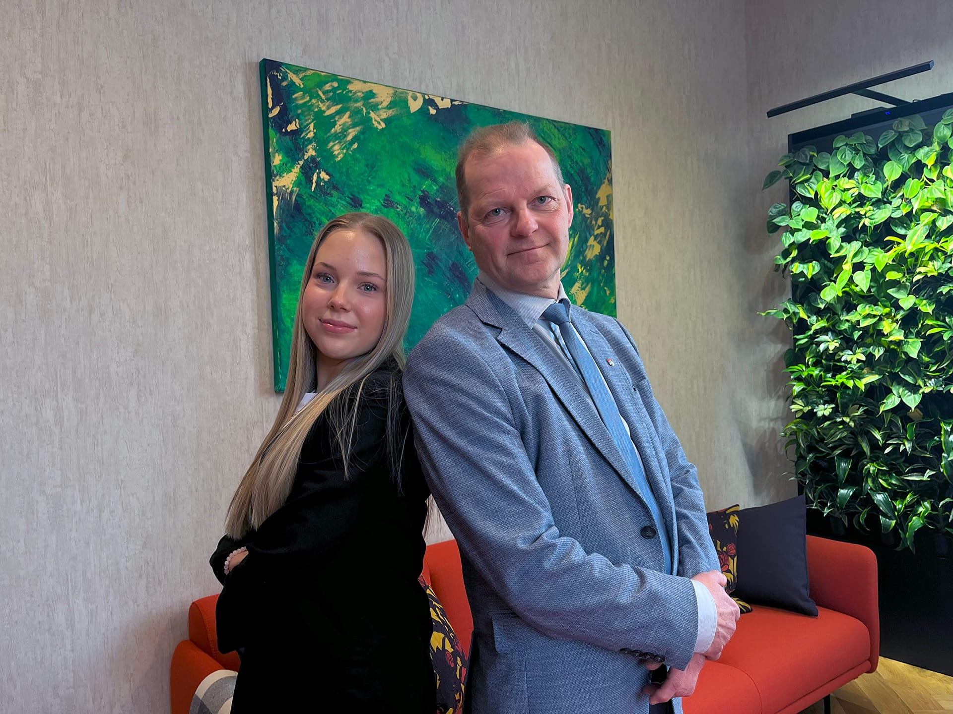 GirlsTakeover-valtaaja Aada Kalliosalo ja Oulun kaupunginjohtaja Ari Alatossava. Kuva: Linda Massa / Plan