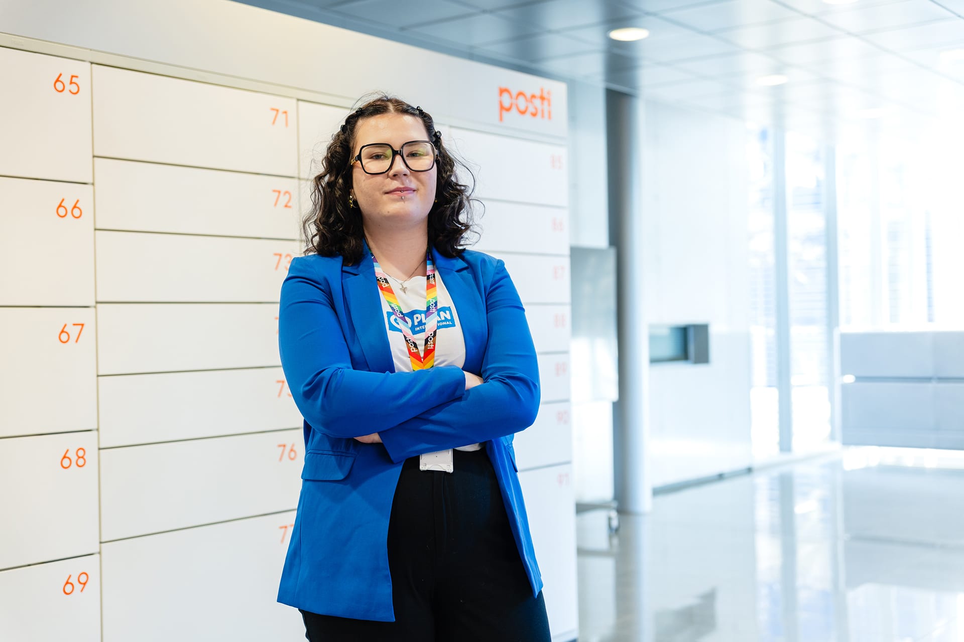 Girls Takeover-valtaaja Elmiina Rantanen Postin pakettiautomaatin edessä. Kuva: Joni Kuusisto