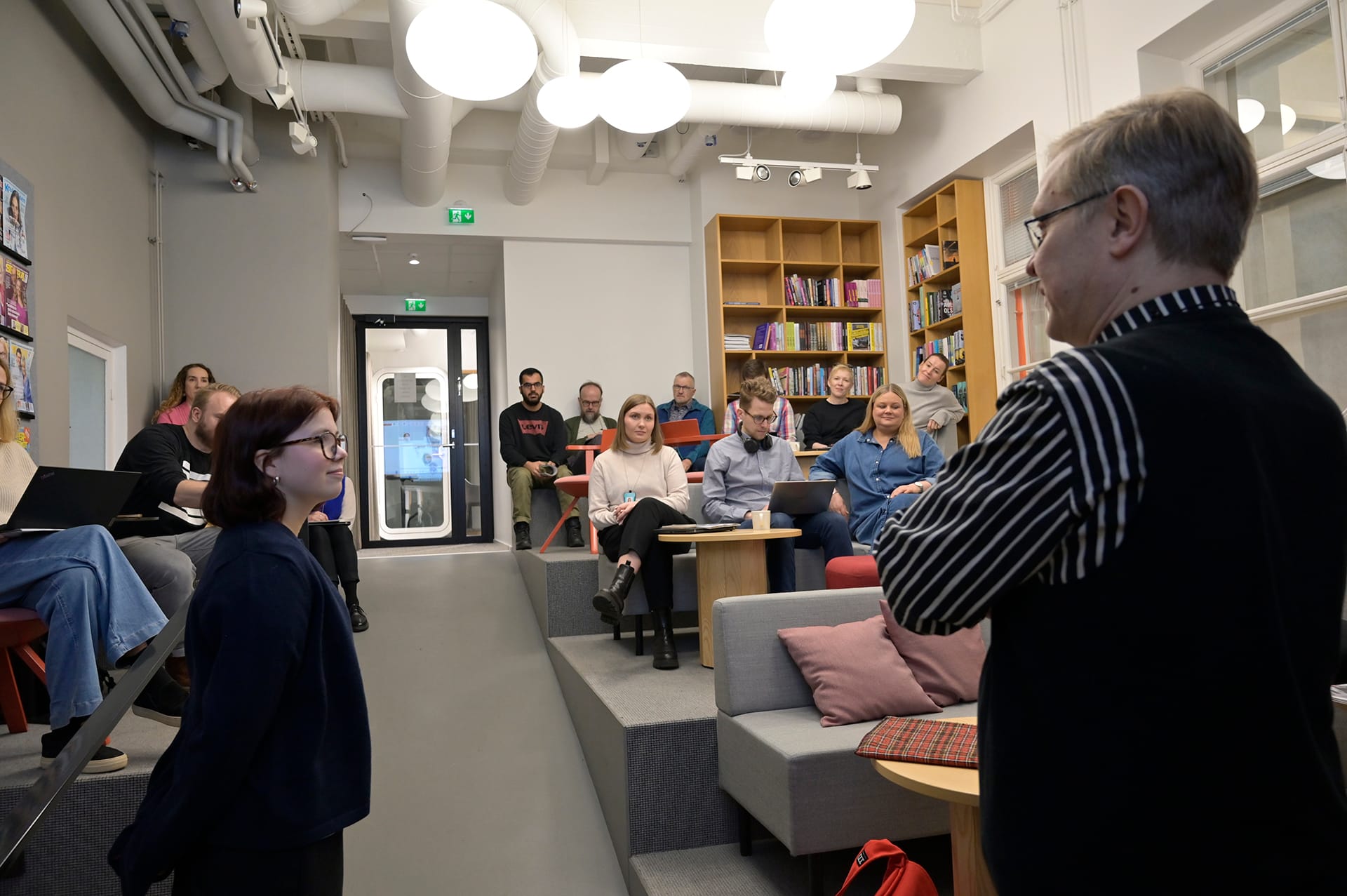 GirlsTakeover-valtaaja Reeta Haapala ja Suomen Kuvalehden päätoimittaja Matti Kalliokoski pitämässä toimituskokousta. Kuva: Jarmo Wright / Otava