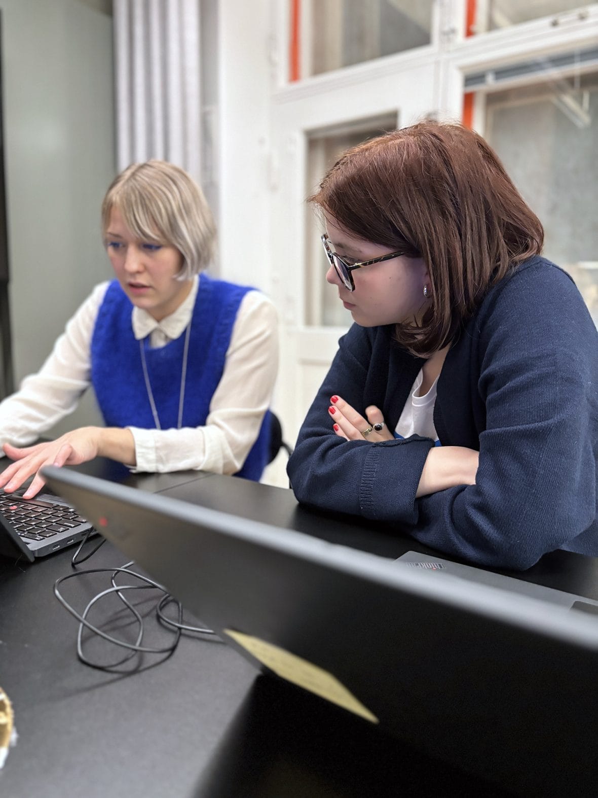 Tuottaja Milka Valtanen ja GirlsTakeover-valtaaja Reeta Haapala editoivat Reetan tekstiä läppäreillä. Kuva: Kalle Heino / Plan