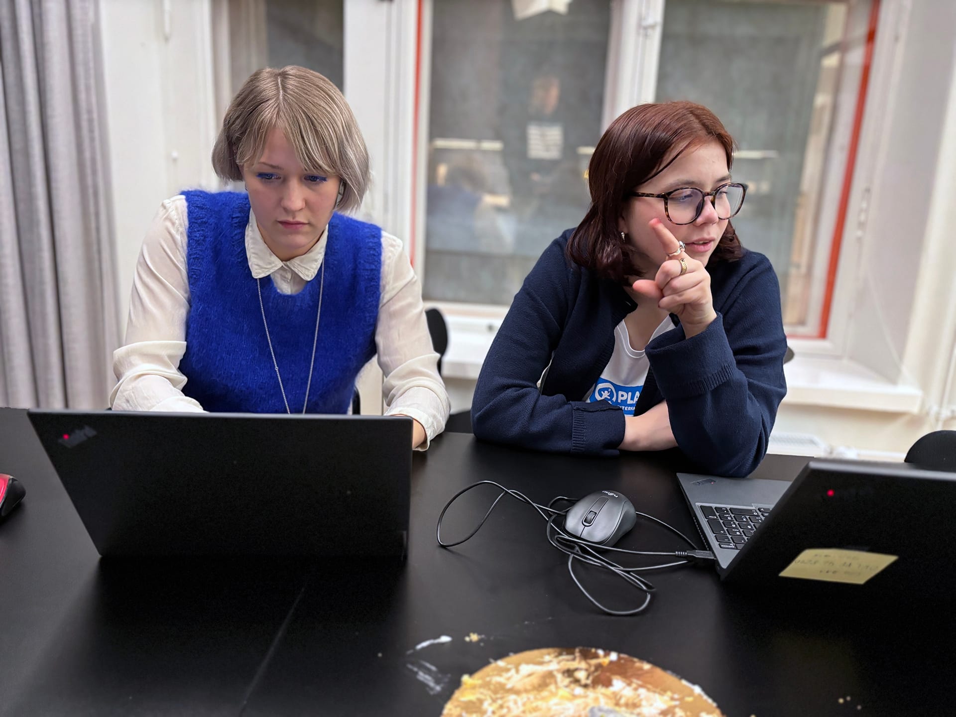 Tuottaja Milka Valtanen ja GirlsTakeover-valtaaja Reeta Haapala editoivat Reetan tekstiä läppäreillä. Kuva: Kalle Heino / Plan