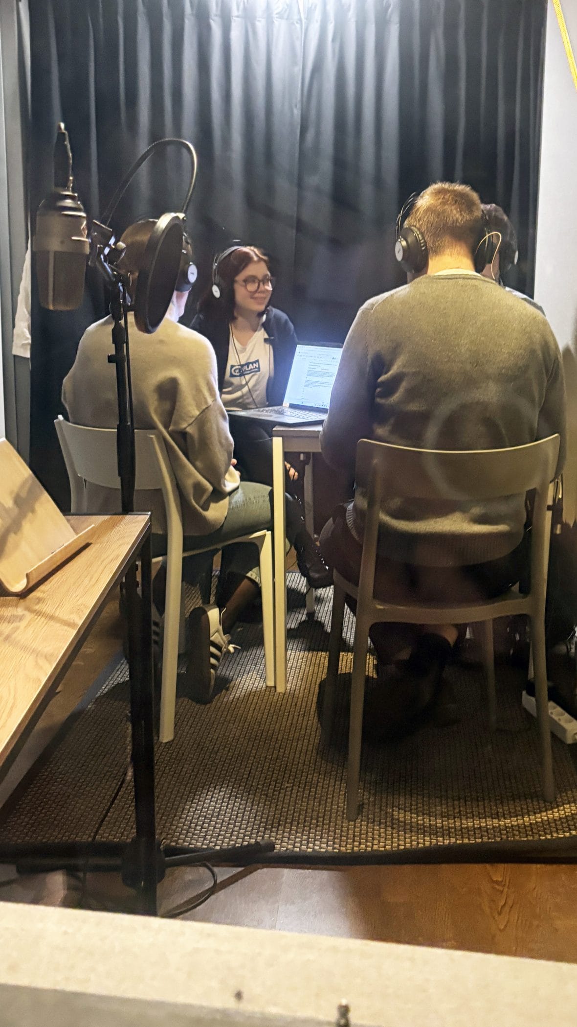 GirlsTakeover-valtaaja Reeta Haapala osallistumassa Suomen Kuvalehden podcast-äänitykseen.