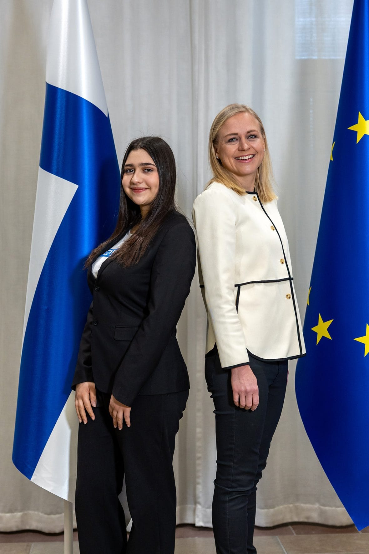 GirlsTakeover-valtaaja Natasha Al-Zeilaa ja ulkoministeri Elina Valtonen