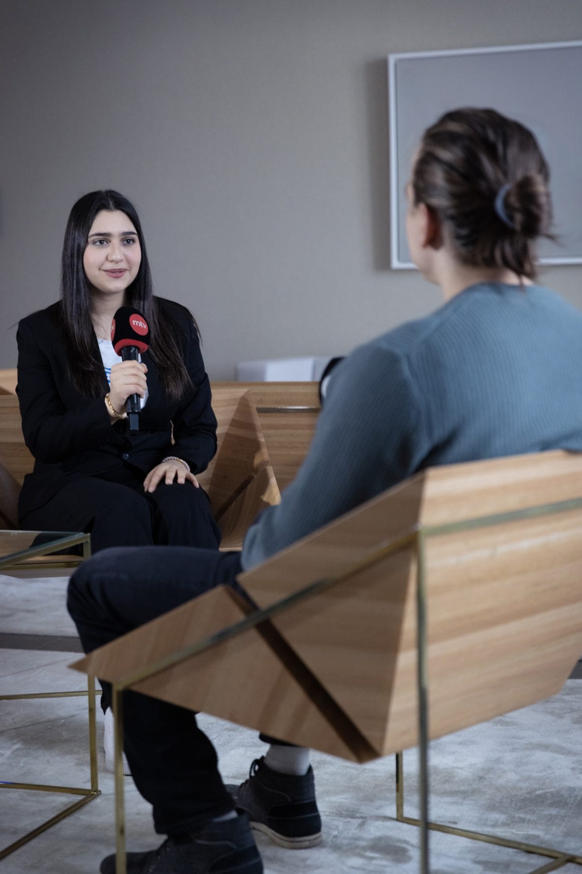 GirlsTakeover-valtaaja Natasha Al-Zeilaa median haastateltavana. Kuva: Mikko Toivonen / Plan