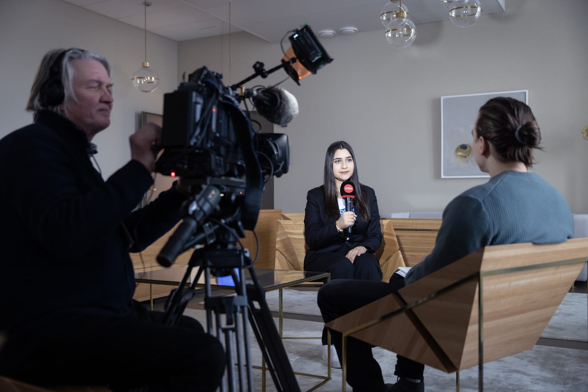 GirlsTakeover-valtaaja Natasha Al-Zeilaa median haastateltavana. Kuva: Mikko Toivonen / Plan