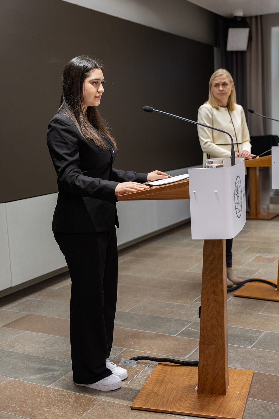 GirlsTakeover-valtaaja Natasha Al-Zeilaa ja ulkoministeri Elina Valtonen puhumassa yleisölle. Kuva: Ulkoministeriö