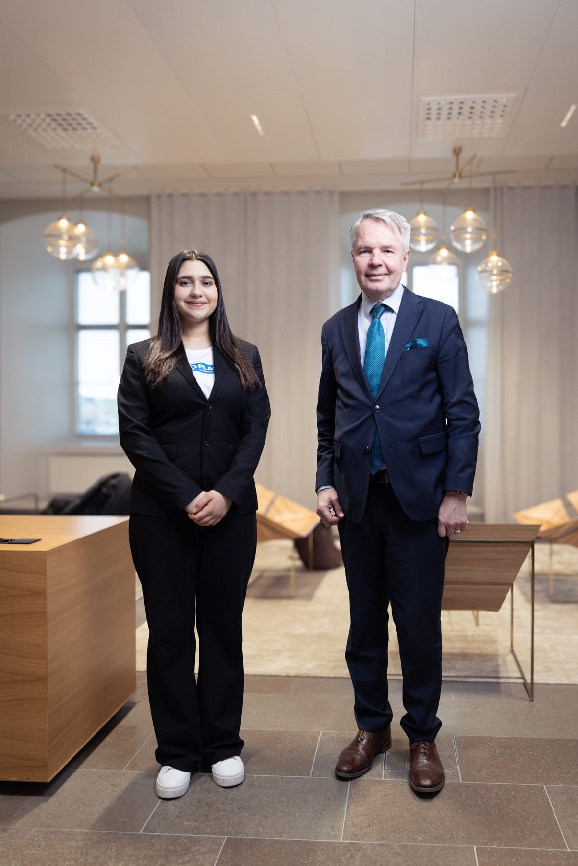 GirlsTakeover-valtaaja Natasha Al-Zeilaa tapaamassa Pekka Haavistoa. Kuva: Mikko Toivonen / Plan