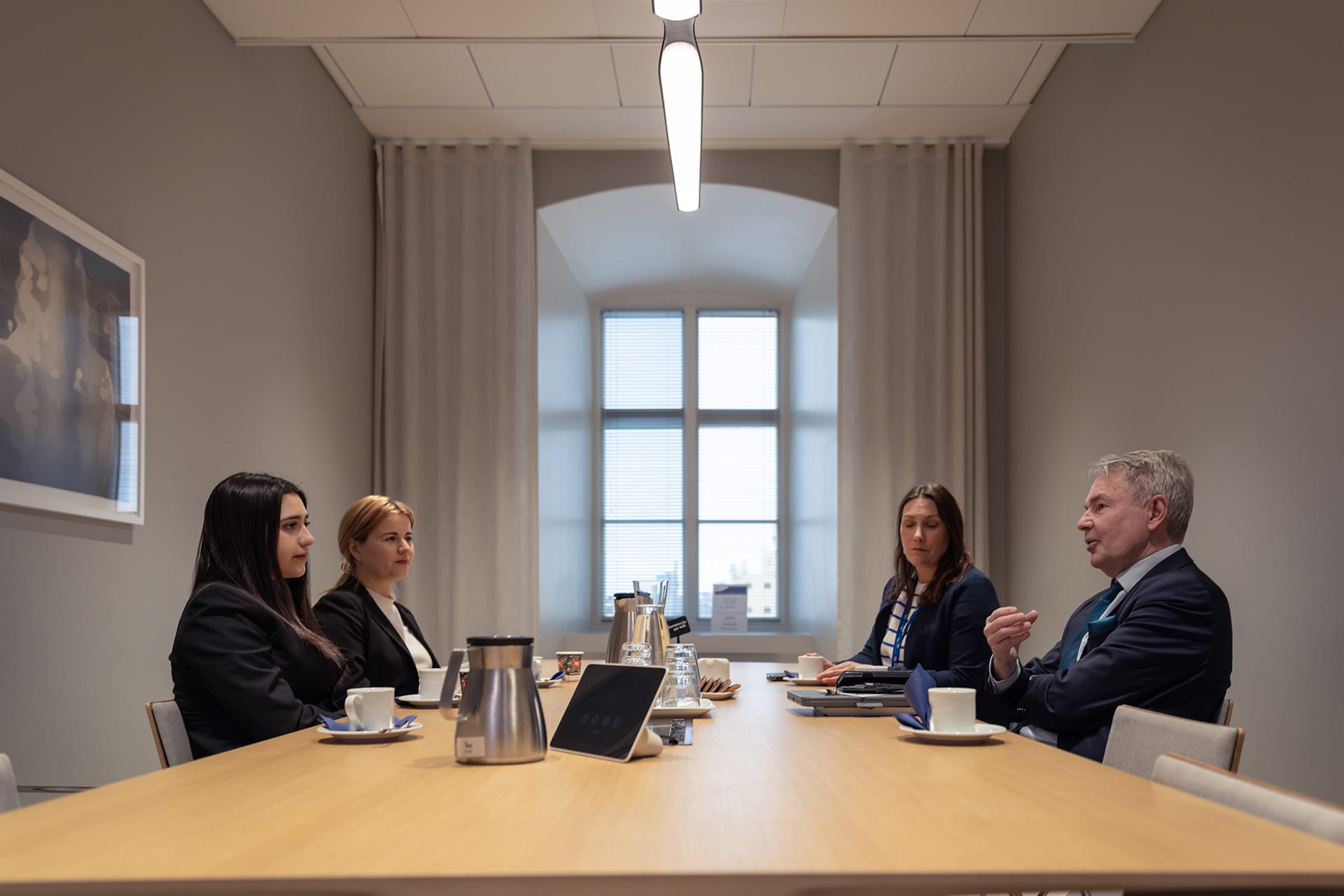GirlsTakeover-valtaaja Natasha Al-Zeilaa tapaamassa Pekka Haavistoa. Kuva: Mikko Toivonen / Plan