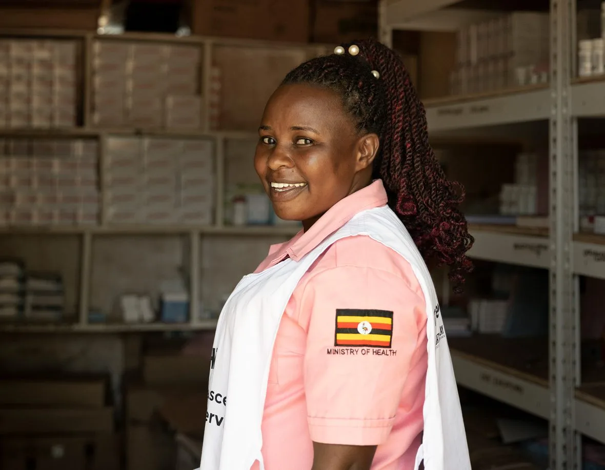 Ugandalainen sairaanhoitaja Lydia Kyebawaire työskentelee Planin terveysklinikalla ja puolustaa tyttöjen oikeuksia.