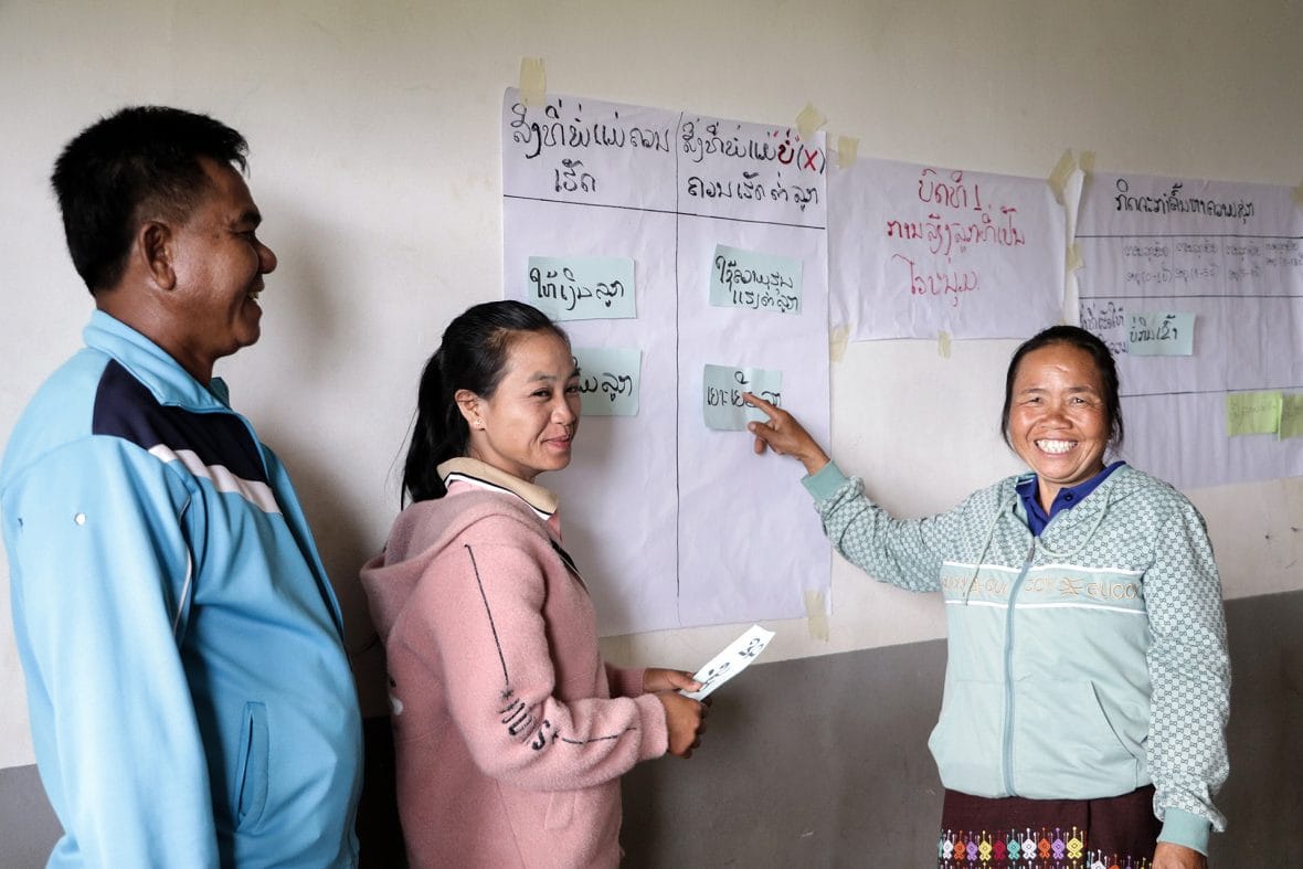 Vanhemmat Boonsong ja Seng osallistuvat seksuaalikasvatustunnille, kuvassa mukana hankkeen projektikoordinaattori Phasouk.
