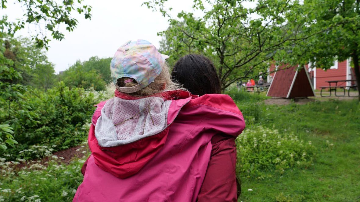 Nuori halaa toista nuorta