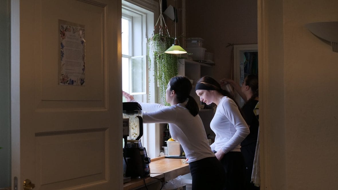 Kaksi nuorta kesätöissä kahvilassa