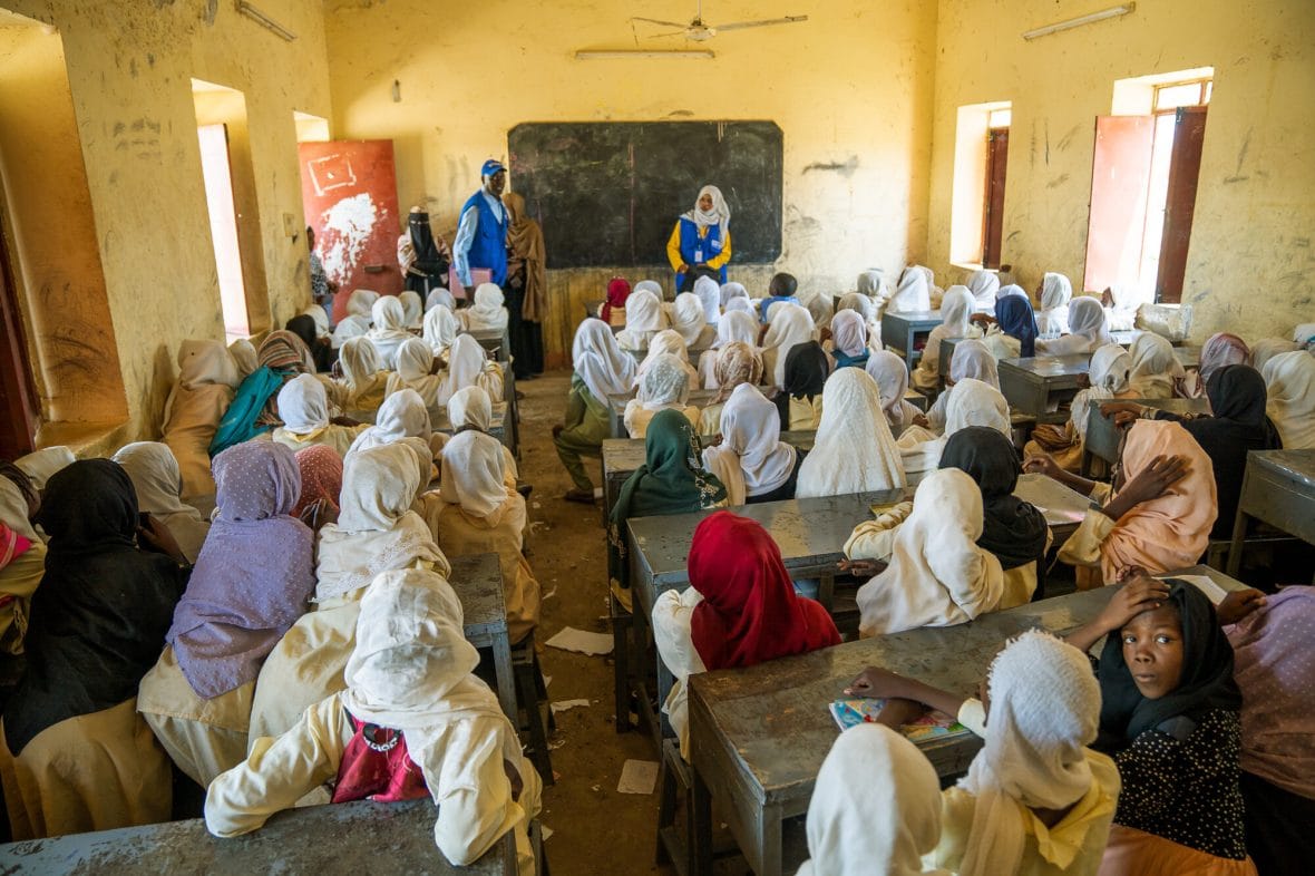 Oppilaita koululuokassa Sudanissa.