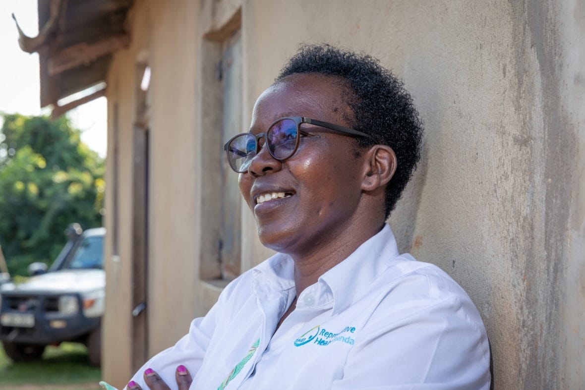 Terveysneuvonantaja Agnes Apio klinikan pihalla Ugandassa.