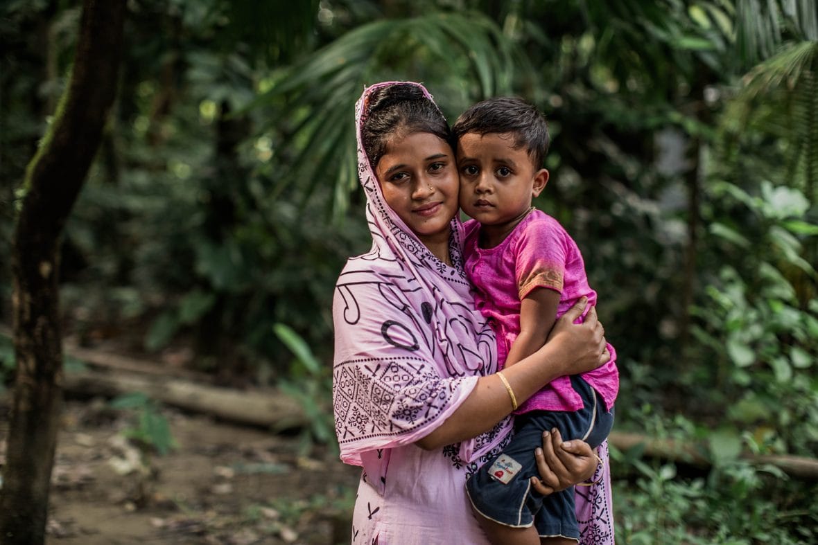 Bangladeshilainen Aysha, 18, ja hänen 4-vuotias poikansa Sakib