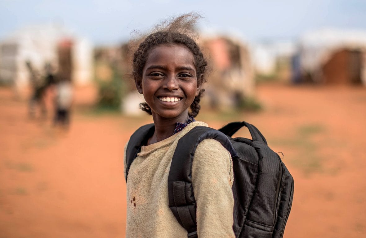 Tee tyttöjen päivän lahjoitus ja tuet tyttöjen koulutusta.