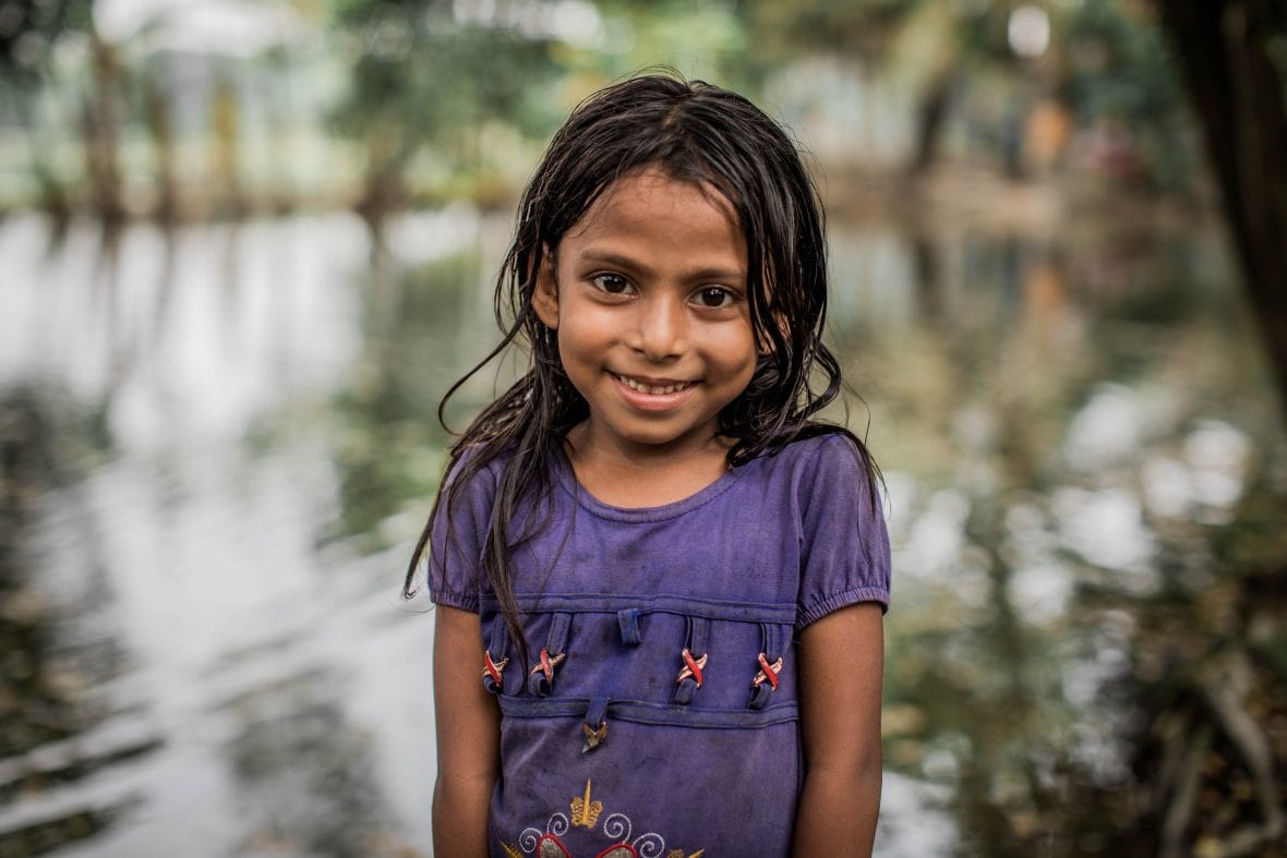 Bangladeshilainen tyttö Habiba selvisi tulvista elokuussa 2024