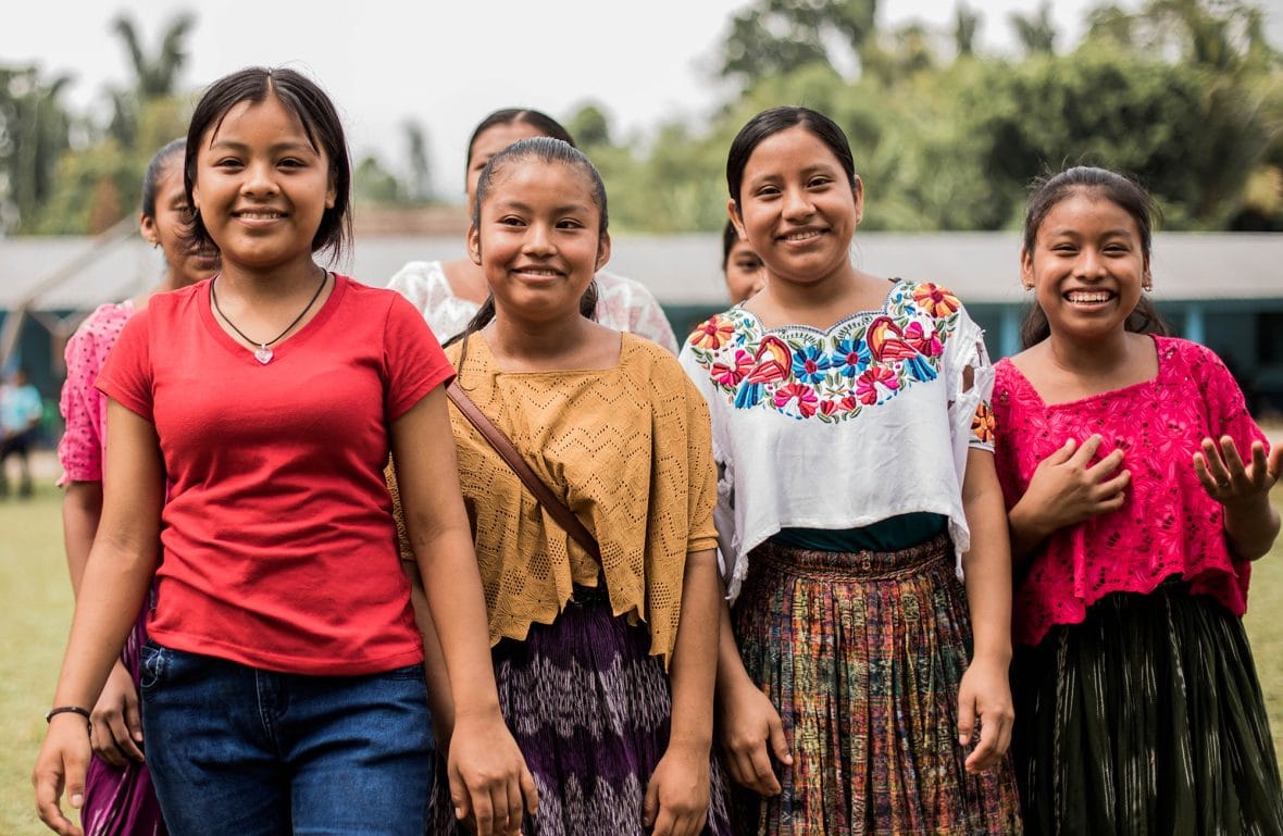 Paranna tyttöjen koulutusta yrityslahjoituksella.