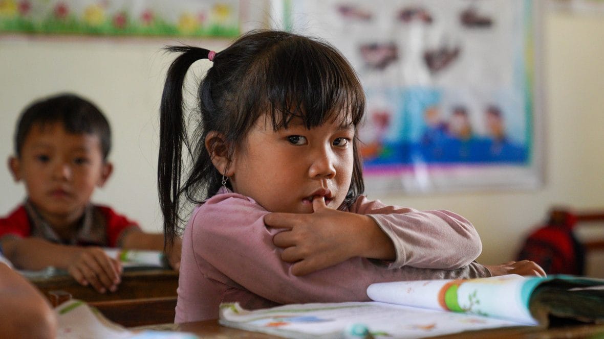 Nuori tyttö koululuokassa.