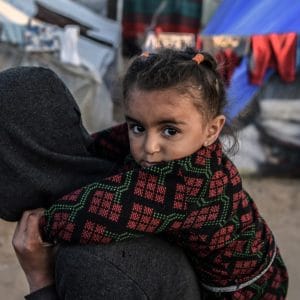 Lämpimät talvivaatteet voivat pelastaa lapsen hengen.