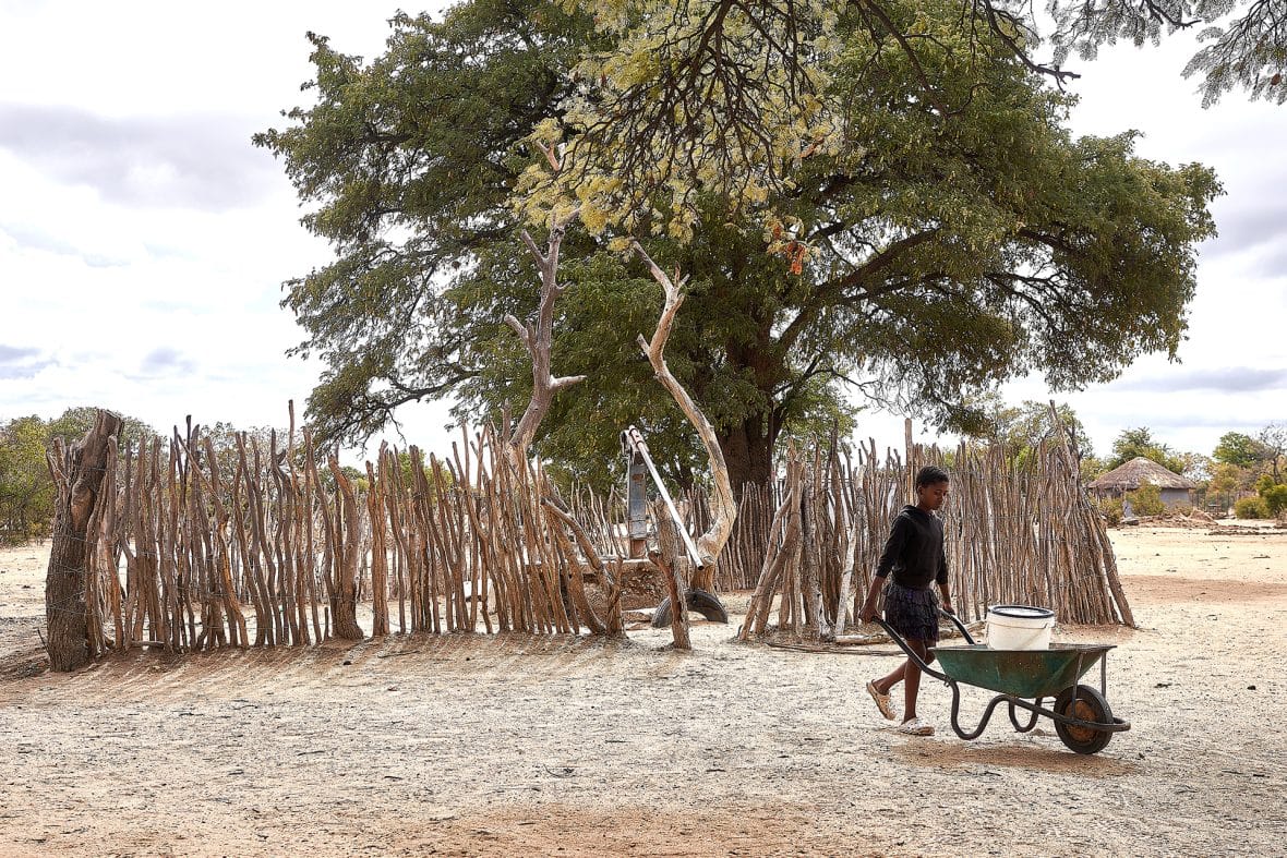 Kimberly kuljettaa vesiämpäriä kottikärryillä