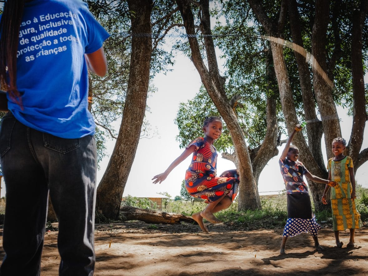 Lapset hyppivät narua Mosambikissa.