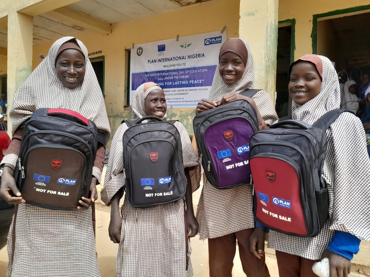 Tyttöjä Nigeriassa Planin koulureppujen kanssa.