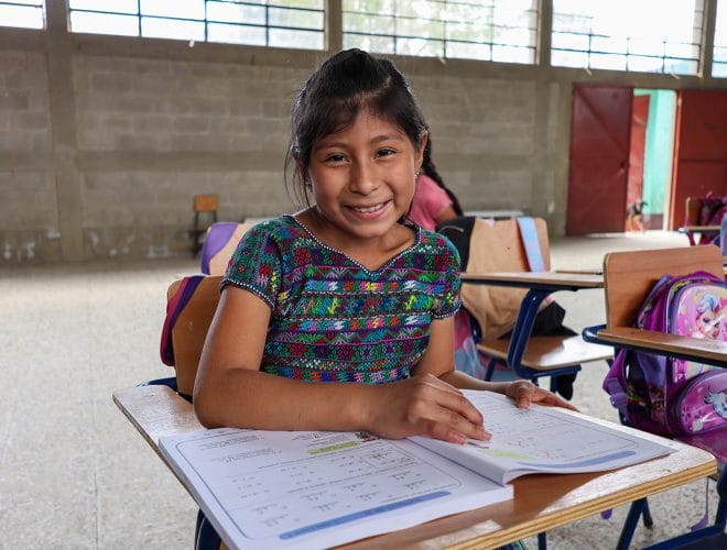 Guatemalalainen tyttö koulussa.