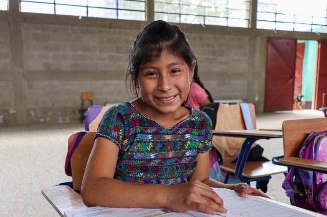 Guatemalalainen tyttö koulussa.
