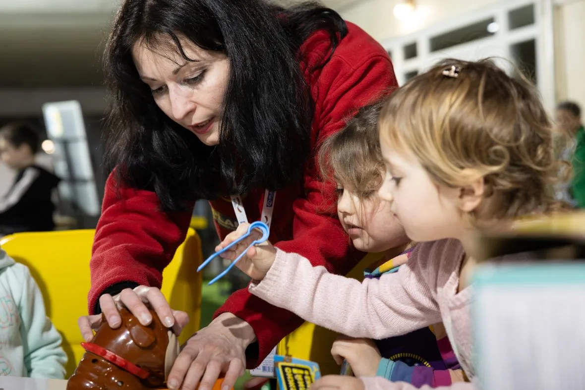lapsia leikkimässä Planin lapsiystävällisessä tilassa
