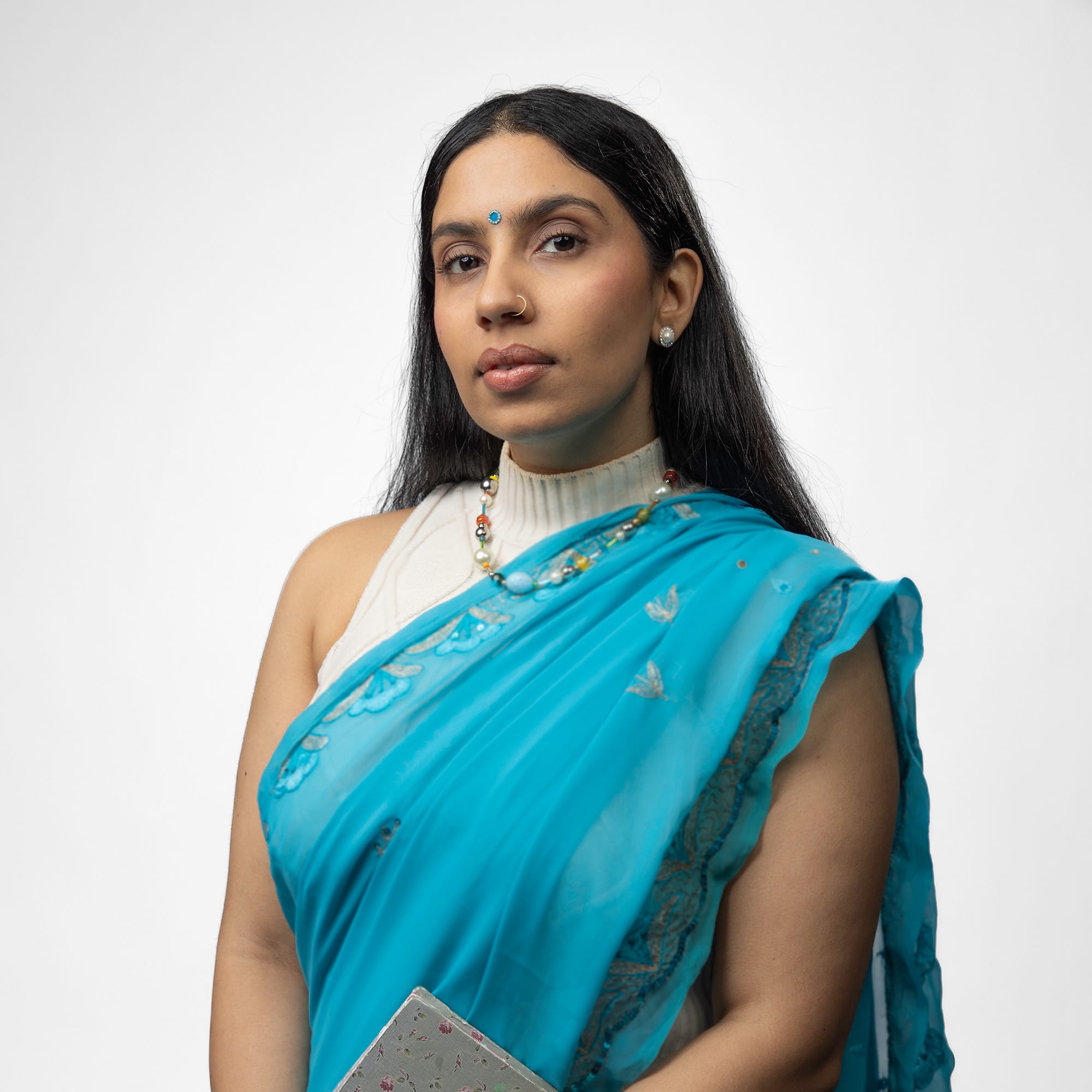 Sisällöntuottaja ja vaikuttaja Elisa Malik juontaa Planin uutta podcastia.