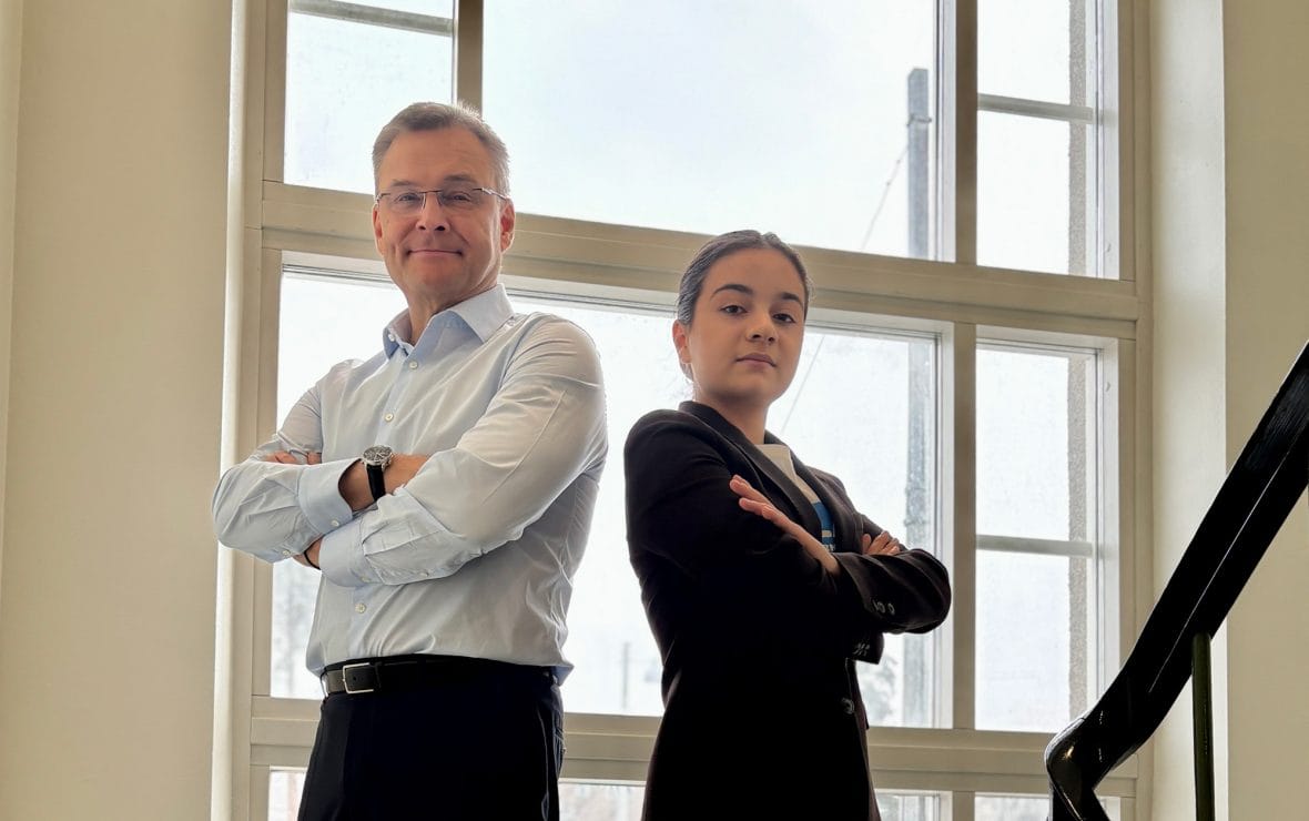 Planin vuoden 2025 Girls Takeoverissa HUSin toimitusjohtaja Matti Bergendahl luovutti päiväksi paikkansa 17-vuotiaalle Nicol-Maria Stefanidoulle.