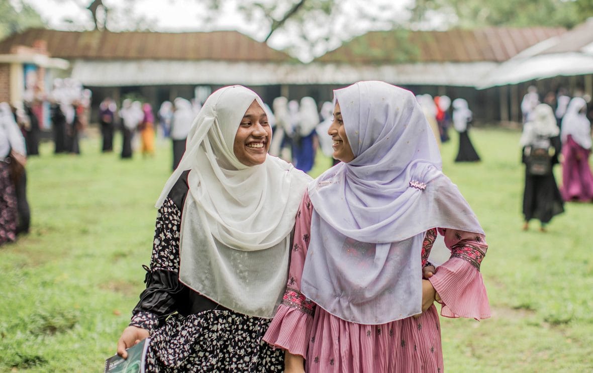 Bangladeshilaisille Shiflalle ja Rialle kuukautiset tarkoittivat ennen kieltoja, hiljaisuutta ja poissaoloja koulusta, mutta oikea tieto ja toimivat saniteettitilat muuttivat kaiken.