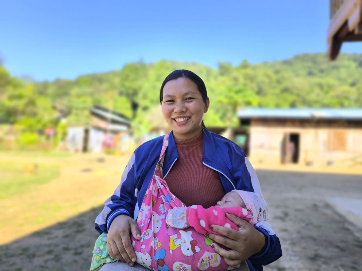 Myanmarilainen Ying vauvansa kanssa.