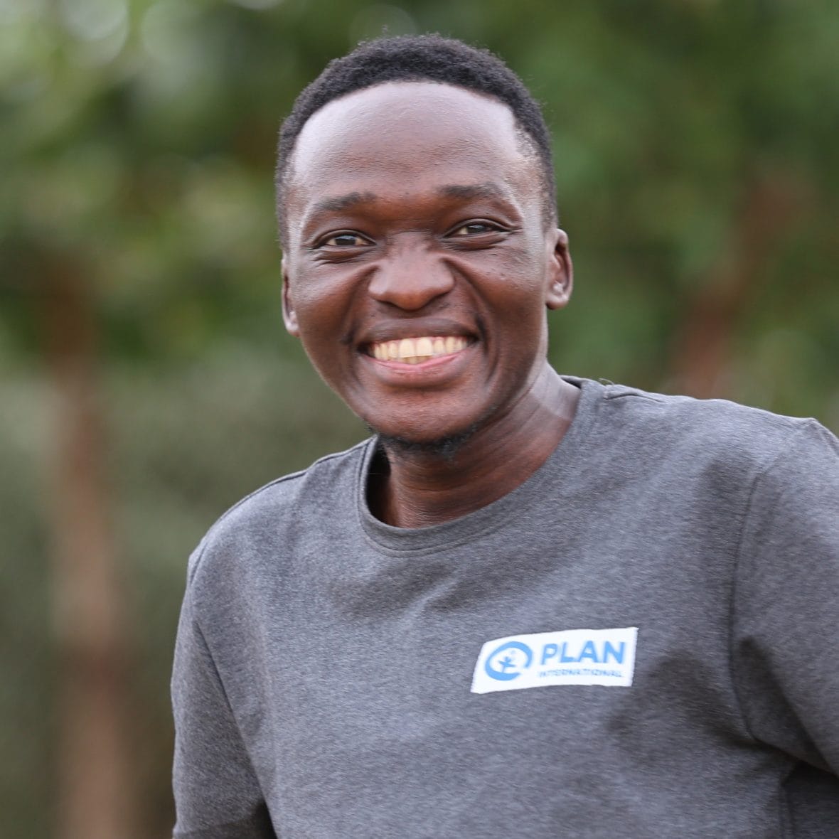 Plan International Ugandan viestinnän asiantuntija Derrick Sserwanga