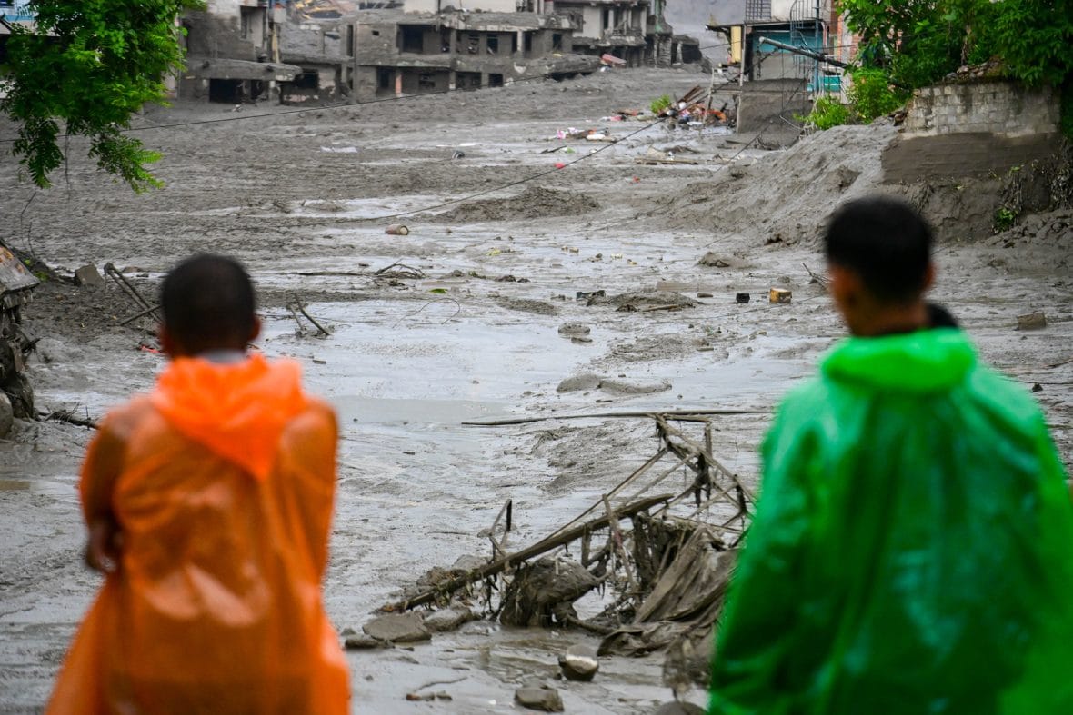 Äkillinen tulva pyyhkäisi Nepalin pohjoisen raja-alueen yli sen jälkeen, kun tiettävästi maanjäristyksen laukaisema jää- ja kivivyöry aiheutti äkillisen vedenpinnan nousun Lhende-joessa Nepalin ja Kiinan rajalla ja kuljetti suuria määriä vettä, mutaa ja irtoainesta alavirtaan Bhote Koshi- ja Trishuli-jokijärjestelmiin.